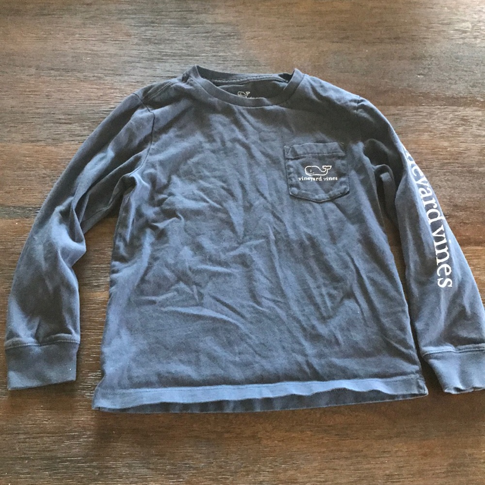 Vineyard Vines Longsleeve. Whale 🐳 on back.